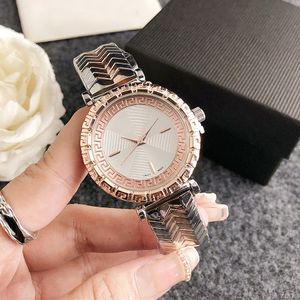 Orologi da polso a marchio Fashion Women Girl Style Dial Dial Banda in Metal in Metal Quarzo Luxury con logo Orologio VE 85