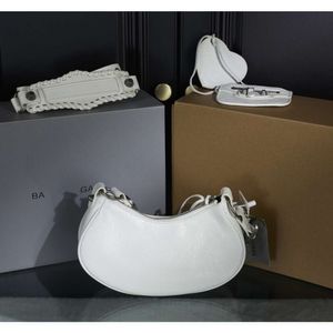 디자이너 정품 가죽 숄더 가방 여성 리벳 폭발성 패턴 토트 하트 모양의 매달려 거울 흰색 어깨 가방 상자