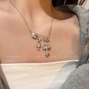 Designer Ch Cross Luxury Chromes Pendant Necklace Zircon for Women New Cool Accessories Light High Heart Neckchain Sweater Chain Lover Gift 2024 Mg5i