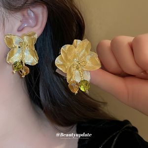 Orecchini in cristallo di fiore in tessuto ad ago d'argento con design esagerato, gioielli di lusso di nicchia, orecchini di moda creativi per donne