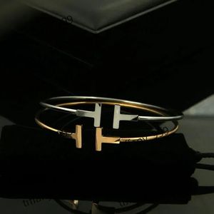 V0ni pulsera mujer ny lyxkvalitet mode kvinnor smycken rostfritt stål öppen manschett dubbel t armband armband silver rosguld t ife5