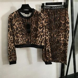 Elbiseler Leopar Baskı Hoodie Elbise Setleri Kadınlar için Kısa Stil Sweatshirts Üstler Mektup Dokuma Yüksek Bel Etekleri İki Parça