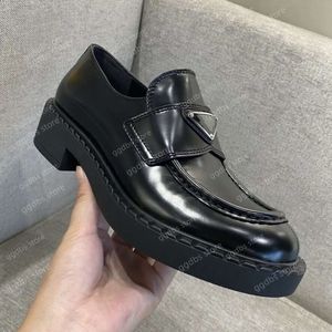 Designerskie mokasyny buty kobiety swobodny monolit trójkąt czarne skórzane buty Zwiększ platformę trampki Cloudbust Class