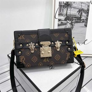 % 18 indirim Tasarımcı Kadın Kare Çantası İlkbahar ve Yaz Yeni Kilit Tokalı Baskılı Küçük Kutu Crossbody Omuz Mini Modaya