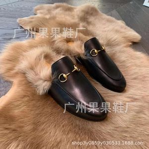 Designerskor Autumn Velvet Leather Moeller Outdoor Flat Bottom Shoes broderade plysch för kvinnor Furry Slipper 225rl