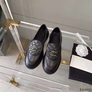 Delikat loafers casual skor klänningskor designer runda huvud eleganta singelskor alla mode små läderskor retro fransk metallspänne