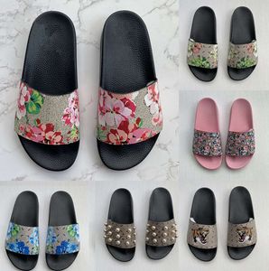 Dress Shoes Basketball Men Women Slippers Designer Rubber Slides Sandal Flat Blooms Strawberry Tiger Bees Green Red White Web Fashion Beach F145