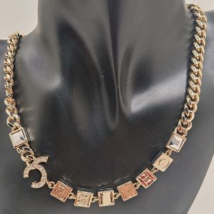 Französisch berühmte Schmuckmarke Designer Luxus Messing Halskette Klassische Buchstaben Kette Eingelegtes Square Strass -Strass Frauen Charme Halsketten Schwester Mode Überraschungen Geschenk