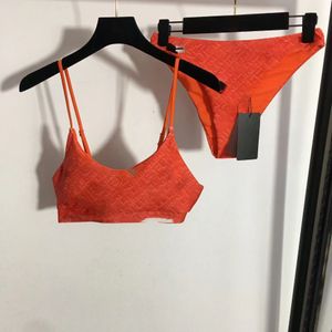 2024 Designer Kvinnor Nya sommarbikini baddräktbrev tryckt Suspender BH (med bröstkuddar) + triangel leggings Vacation Bikini