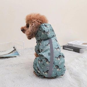 Abbigliamento per cani Impermeabile per animali domestici Modello di cartone animato riflettente impermeabile con fascia elastica regolabile a quattro gambe per esterno