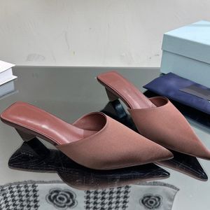 2024 Toppkvalitet Nyaste varumärkesdesigner äkta läder Silk Fashion Sandaler Kvinnor Pumpar Skor Slippare Lady pekade Toe Kitten Heel Elegant Heel