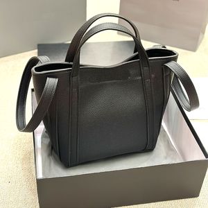 Il design è semplice e innovativo, la trama è spessa e morbida, l'esclusivo manico in pelle e la struttura a busta si integrano perfettamente in un'unica borsa tote di grandi dimensioni da 27X25 cm.