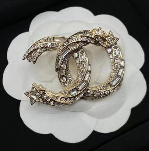 Lüks Kadın Tasarımcı Marka Mektubu Broşlar 18K Altın Kaçırma Kristal Rhinestone Mücevher Broş Pin Erkekler Evlenerek Düğün Partisi Kumaş Aksesuarları