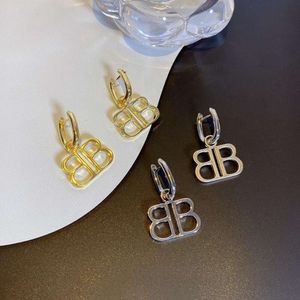Niszowe projektowanie modna marka b litera metalowa tekstura kolczyki modne i spersonalizowane proste kolczyki przesadzone