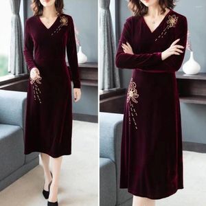 Lässige Kleider Stickerei Kleid Frauen Midi Stylish Plus Size Sticked V-Ausschnitt für gemütliche schicke Wintermode mit schlankem