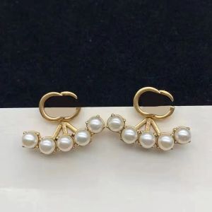Ladies Stud Designer Studs Charme de luxo Earring de pérolas geométricas famosas Letters Brincos para festas de casamento de jóias de cristal feminino Presentes de festa com caixa