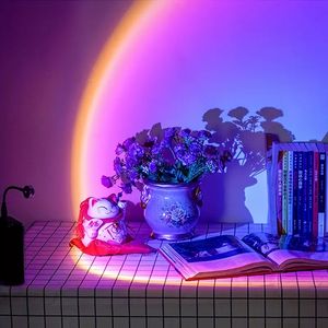 サンセットランプレインボーマルチカラーLEDプロジェクションランプ360度回転サンセットランプUSB雰囲気のロマンチックなナイトスタンドランプベッドルーム写真用。