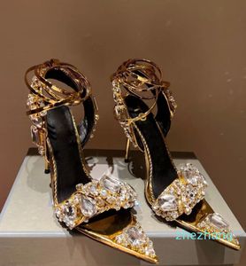 Sandálias metálicas da marca elegante sapatos de cristal com céu-tornozelo de cais de pedra estiletto salto de salto de salto gladiador sandalias feminino