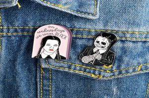 ADDAMS -familjen inspirerade onsdag Addams Dark Emalj Pins Badge Denim Jacket smycken gåvor broscher för kvinnor män4947605