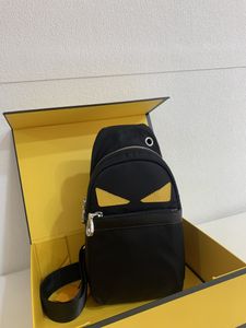 حقيبة مصممة فاخرة مصنوعة صلبة كروسيك صدر كيس صغير وحش طباعة شارة الرجال والنساء حقيبة صدر الأزياء
