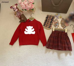 Luxuriöse Mädchen-Trainingsanzüge, Jacquard-Kinderanzüge mit Little Bear-Muster, Größe 110–150, Pullover und kurzer Rock mit karierten Socken, 20. Dezember