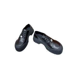 Sapatos de concha de sola grossa de couro europeu, sapatos de biscoito com cadarço 2024 novo estilo mocassins pequenos sapatos brancos