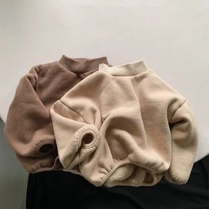 Zimowe ciepłe dzieci długie rękawowe bluzy Solidne chłopcy dziewczyny luźne pullover dzieci i aksamitne grube bluza 231227