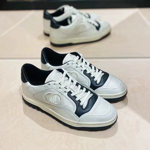 Tasarımcı 80 Sıradan Moda Platform Toe Katman İnek Millet Dantel Yukarı İlkbahar Sonbahar Spor Kekler Siyah İşlemeli Deri Beyaz Ayakkabı