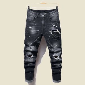 Nya casual rippade hål jeans för mäns färg prickar bläck sprutad mjuk bomull med hög elastisk läderetikett svartgrå smala byxor
