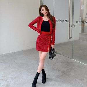Självporträtt kvinnor röd ull kortjacka halv kjol tvådelar set