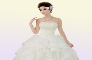 2018 Letnie sukienki ślubne bez ramiączek Białe białą księżniczkę Ball Ball Suknie