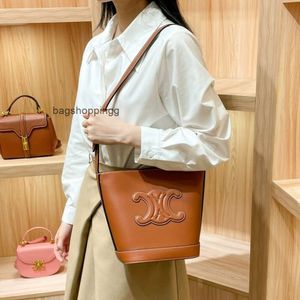 Bucket bag messenger bag designer cel Canvas split leather bucket Cowhide has a beautiful capacity Hong Kong Arc de Triomphe Leather Simple Bucket Bag for Women O8LS