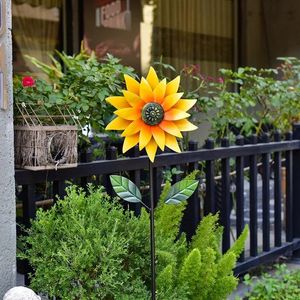 Spinner del vento rotante in metallo a vento girasole con fiore di palo in piedi pinwheel decorazioni da giardino all'aperto 231227