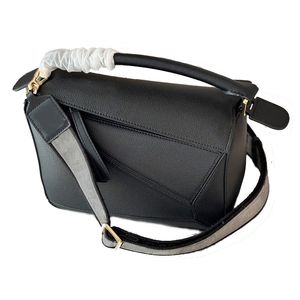 Neue männliche und weibliche Briefträgertasche aus Leder, modischer Rucksack, einzelne Schulter, Innenfach, geometrischer Stil, Größe 24–15–10 cm