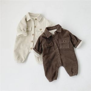 Zimowe niemowlęta Corduroy zagęszcza ciepłe rompers w stylu koreańskim maluchom ubrania dla dzieci urodzone chłopcy swobodni skoki 231227