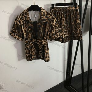 Leopard tryck avslappnad kostym Kvinnor Designer Fashion Shirt Elastic Shorts Two Piece Sportwear