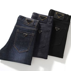 Дизайнерские мужские джинсы Модные повседневные спортивные штаны с прямой спиной Модные европейские облегающие кожаные джинсы с треугольными буквами и фиолетовыми буквами в европейском стиле