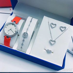Set di cinque pezzi di nuovi orologi da donna, collane con anelli in argento, braccialetti a forma di cigno alla moda ed eleganti, orologi al quarzo