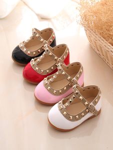 2021 New Girls Sandals Rivets Sapatos únicos Crianças Couro Sandália Nude Menina Princesa Shoe de dança Flatada5131009