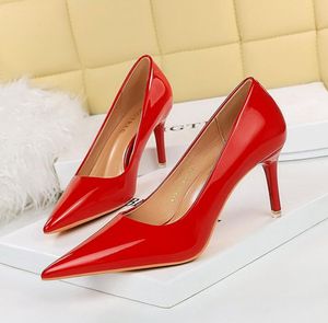 Sandaler 9511-A6 Ny stil Fashion Simple Stiletto Heel Glossy Patent Leather Shallow Pointed Women Shoes High Heels Shoes Women Pumps