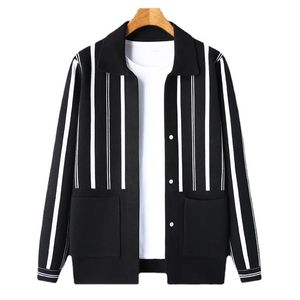 Autumn V-Neck stickad Cardigan Trend Vertical Stripe Casual Top Fashion Great Wall Pattern Sweater Jacke Men's Trend 231228