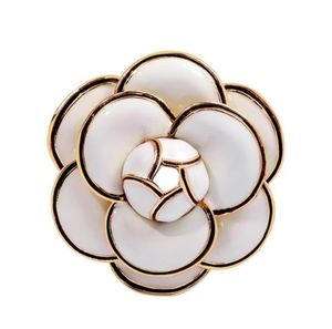 Designer Camellia Brosches Högkvalitativ emaljblommor Brosches Multilayer Petals Pins Fahsion Jewelry Gifts for Men Women White B5353099