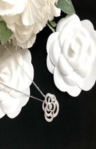 Luxury smycken halsband Camelia hängen diamant tröja 925 sterling silver rodium pläterad designer tunna kedja kvinnor halsband FA5044479