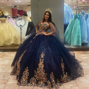 Gonna blu royal con volant Abiti Quinceanera con spalle scoperte Applique in oro Tull di pizzo con mantella Corsetto abiti da 15 anni quinceaneras