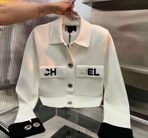 2024SS Designer Women's Jackets Top Quality Lapel Polo Fashion Bröstficka Slim Fit White Embroidery Tryckt Metal Buckle Sticked Long-Sleeved Cardigan 9691