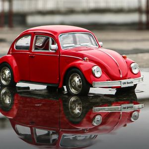 Simulazione Squisita Fonde sotto pressione Veicoli giocattolo 1967 Retro Classic Beetle RMZ città 1 36 Collezione in lega Modello di auto Regali di Natale 231227