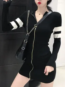 Casual Dresses QWEEK Korean Zip Black Bodycon Minikleid Frauen 2024 Frühling Kpop Gestreifte Streetwear Wrap Langarm Kurzarm Chic
