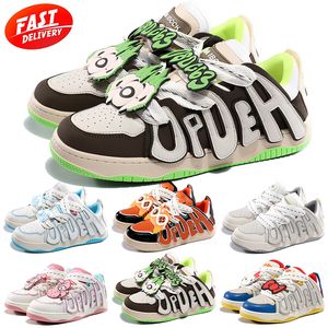 Freizeitschuhe Brief dpdeh Schuhe Outdoor-Sport-Sneaker Cinnamoroll Bowknot Buzz Lightyear Cloud Laurel Dog Laufschuhe Melody Kuromi Rinde grüne Männer Frauen Schuhe