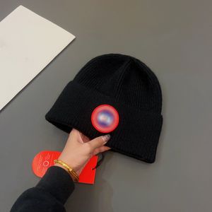 Beanie Designer Beanie Luksusowy projektant czapka czapka z wełny miękki i wygodny kapelusz dyskowy ciepły zima z bogami z mężczyznami i kobietami odpowiednimi