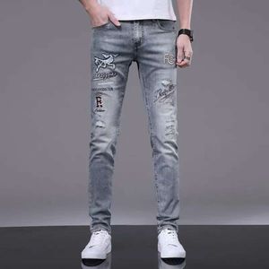 Europäische High-End-Jeans mit besticktem, bedrucktem, heißgebohrtem, perforiertem Schnitt für Herren 2023 Frühlingsmodemarke Slim Fit Freizeithose mit kleinen Füßen